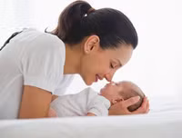 Khéo léo học tắm đúng cách cho trẻ sơ sinh trong mùa đông