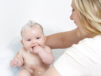 Khéo léo học tắm đúng cách cho trẻ sơ sinh trong mùa đông