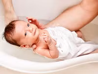 Khéo léo học tắm đúng cách cho trẻ sơ sinh trong mùa đông