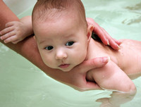 Khéo léo học tắm đúng cách cho trẻ sơ sinh trong mùa đông