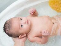 Khéo léo học tắm đúng cách cho trẻ sơ sinh trong mùa đông