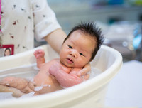 Khéo léo học tắm đúng cách cho trẻ sơ sinh trong mùa đông
