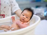 Khéo léo học tắm đúng cách cho trẻ sơ sinh trong mùa đông