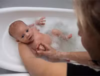 Khéo léo học tắm đúng cách cho trẻ sơ sinh trong mùa đông