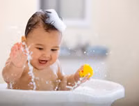 Khéo léo học tắm đúng cách cho trẻ sơ sinh trong mùa đông