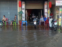 Đảo lộn cuộc sống vì triều cường: Người dân vẫn lạc quan… tạo dáng