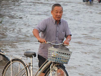 Đảo lộn cuộc sống vì triều cường: Người dân vẫn lạc quan… tạo dáng