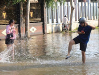 Đảo lộn cuộc sống vì triều cường: Người dân vẫn lạc quan… tạo dáng