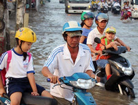 Đảo lộn cuộc sống vì triều cường: Người dân vẫn lạc quan… tạo dáng