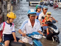 Đảo lộn cuộc sống vì triều cường: Người dân vẫn lạc quan… tạo dáng