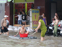 Đảo lộn cuộc sống vì triều cường: Người dân vẫn lạc quan… tạo dáng