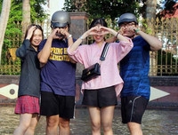 Đảo lộn cuộc sống vì triều cường: Người dân vẫn lạc quan… tạo dáng