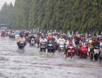 Đảo lộn cuộc sống vì triều cường: Người dân vẫn lạc quan… tạo dáng