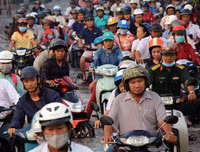 Đảo lộn cuộc sống vì triều cường: Người dân vẫn lạc quan… tạo dáng