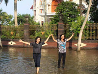 Đảo lộn cuộc sống vì triều cường: Người dân vẫn lạc quan… tạo dáng