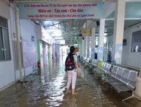 Đảo lộn cuộc sống vì triều cường: Người dân vẫn lạc quan… tạo dáng