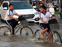 Đảo lộn cuộc sống vì triều cường: Người dân vẫn lạc quan… tạo dáng