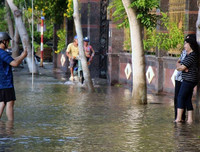 Đảo lộn cuộc sống vì triều cường: Người dân vẫn lạc quan… tạo dáng