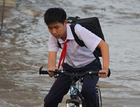 Đảo lộn cuộc sống vì triều cường: Người dân vẫn lạc quan… tạo dáng