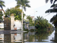 Đảo lộn cuộc sống vì triều cường: Người dân vẫn lạc quan… tạo dáng