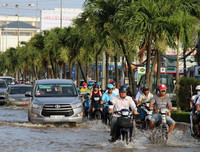 Đảo lộn cuộc sống vì triều cường: Người dân vẫn lạc quan… tạo dáng