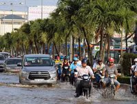 Đảo lộn cuộc sống vì triều cường: Người dân vẫn lạc quan… tạo dáng