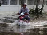 Đảo lộn cuộc sống vì triều cường: Người dân vẫn lạc quan… tạo dáng