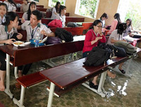 Đảo lộn cuộc sống vì triều cường: Người dân vẫn lạc quan… tạo dáng