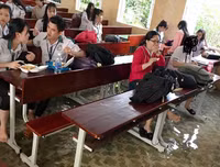 Đảo lộn cuộc sống vì triều cường: Người dân vẫn lạc quan… tạo dáng