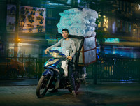 ‘Mưu sinh trên yên xe máy’, bộ ảnh đẹp của nhiếp ảnh gia Anh