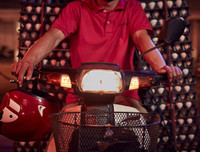 ‘Mưu sinh trên yên xe máy’, bộ ảnh đẹp của nhiếp ảnh gia Anh