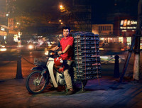 ‘Mưu sinh trên yên xe máy’, bộ ảnh đẹp của nhiếp ảnh gia Anh