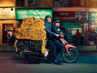 ‘Mưu sinh trên yên xe máy’, bộ ảnh đẹp của nhiếp ảnh gia Anh
