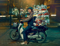 ‘Mưu sinh trên yên xe máy’, bộ ảnh đẹp của nhiếp ảnh gia Anh