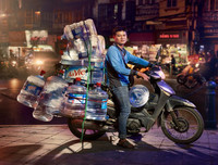 ‘Mưu sinh trên yên xe máy’, bộ ảnh đẹp của nhiếp ảnh gia Anh
