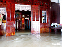 [ẢNH] Phú Quốc ngập lịch sử: Người dân chật vật di tản, giao thông chia cắt