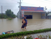 [ẢNH] Phú Quốc ngập lịch sử: Người dân chật vật di tản, giao thông chia cắt