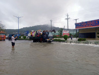 [ẢNH] Phú Quốc ngập lịch sử: Người dân chật vật di tản, giao thông chia cắt