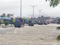 [ẢNH] Phú Quốc ngập lịch sử: Người dân chật vật di tản, giao thông chia cắt