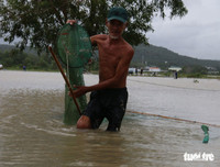 [ẢNH] Phú Quốc ngập lịch sử: Người dân chật vật di tản, giao thông chia cắt