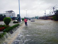 [ẢNH] Phú Quốc ngập lịch sử: Người dân chật vật di tản, giao thông chia cắt