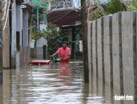 [ẢNH] Phú Quốc ngập lịch sử: Người dân chật vật di tản, giao thông chia cắt