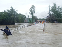 [ẢNH] Phú Quốc ngập lịch sử: Người dân chật vật di tản, giao thông chia cắt