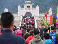 Đông vui lễ hội khai xuân Yên Tử 2019