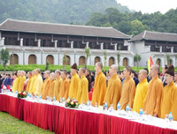 Đông vui lễ hội khai xuân Yên Tử 2019