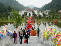 Đông vui lễ hội khai xuân Yên Tử 2019