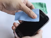 [ẢNH] Vệ sinh điện thoại đúng cách chống lây nhiễm virus Covid-19