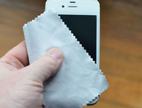 [ẢNH] Vệ sinh điện thoại đúng cách chống lây nhiễm virus Covid-19