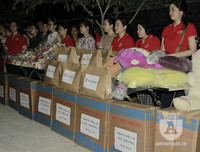 [ẢNH] Mang yêu thương đến trẻ em nghèo dưới chân cầu Long Biên trong ngày Tết thiếu nhi