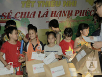 [ẢNH] Mang yêu thương đến trẻ em nghèo dưới chân cầu Long Biên trong ngày Tết thiếu nhi